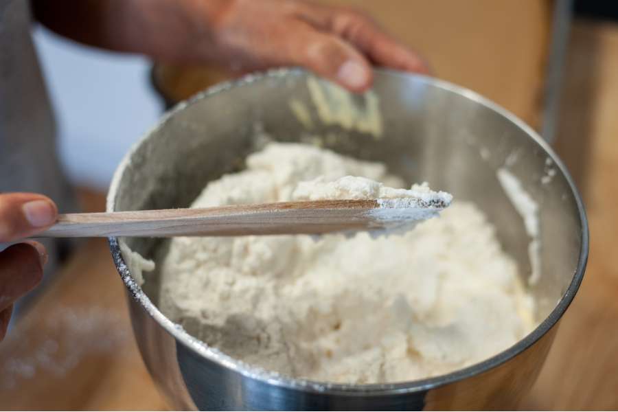 Rezept Foto Eierlikör Tiramisu. Wieder muss langsam das Mehl unter die Masse gehoben werden.