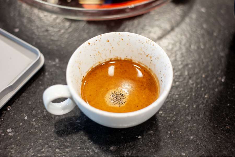 Rezept Foto Eierlikör Tiramisu. Die Espresso Tasse ist halb voll mit cremig schaumigen Espresso.