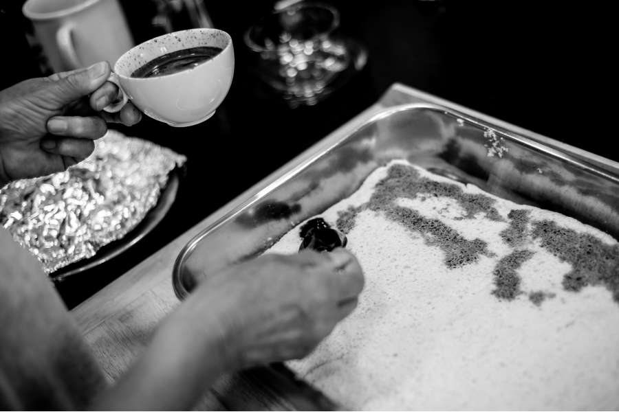 Rezept Foto Eierlikör Tiramisu. Mama Siglinde beträufelt den Biskuitboden mit dem firschen Espresso.