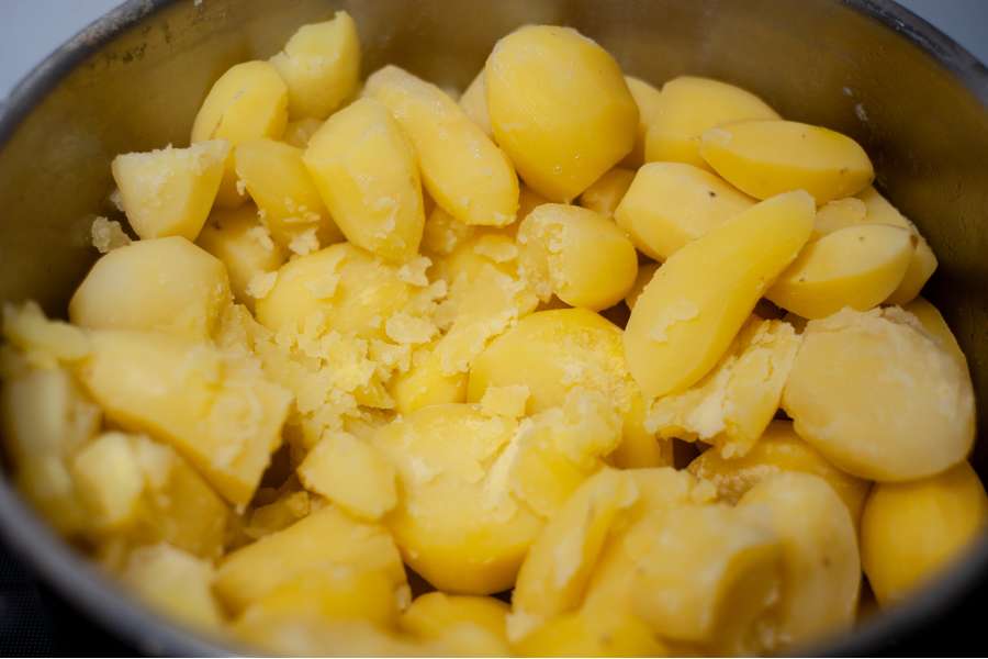 Die weich gekochten Kartoffeln zerfallen schon leicht, daran erkennt man, dass sie perfekt für das Stampfen sind.