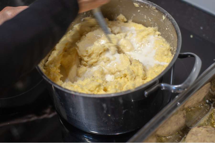 Mehr Milch und Butter zum Brei und kräftig rühren.