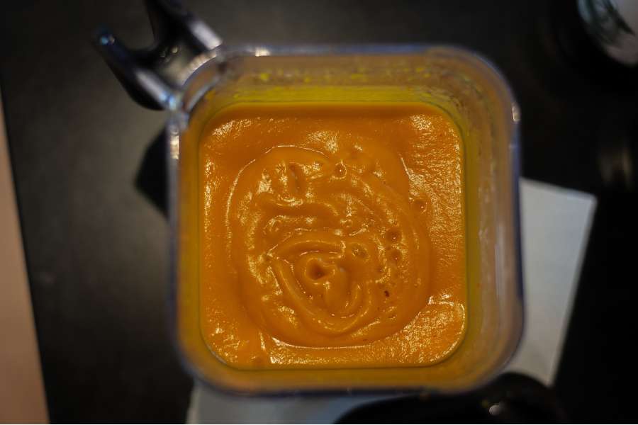 Rezept Foto Detailaufnahme Kürbis Creme Suppe nach dem Blender Vorgang