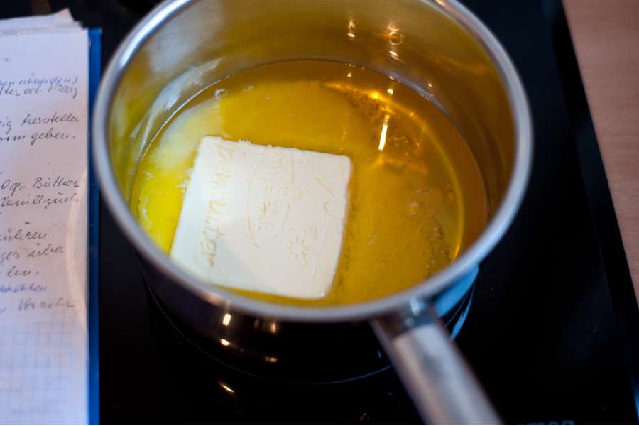 Rezept Foto Russischer Zupfkuchen. Die Butter in einer Stiel Kasserolle langsam am Herd schmelzen.