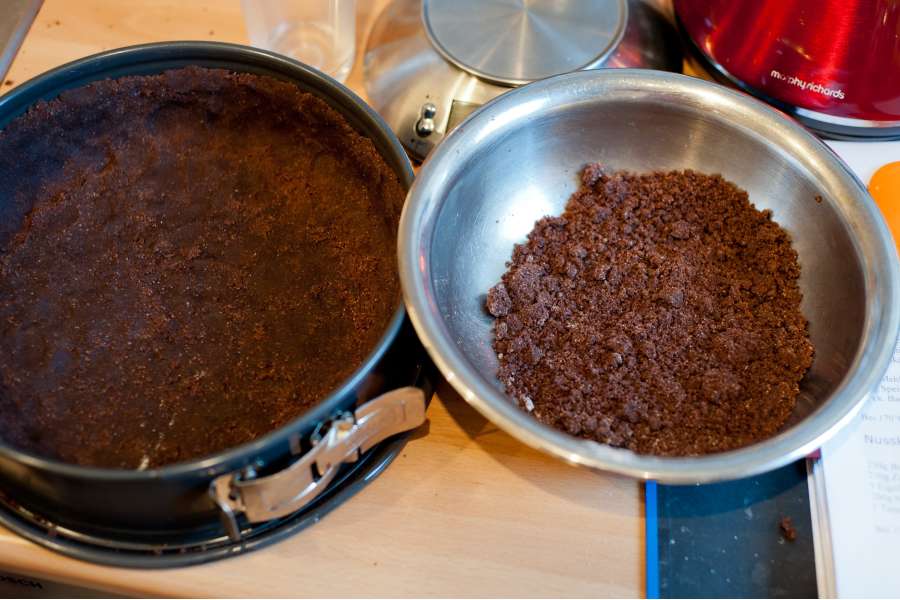 Rezept Foto Russischer Zupfkuchen. Die Kakao Streusel werden zur Hälfte zerdrückt und als Boden für den Kuchen benutzt und die anderen als Streusel für den Kuchen.