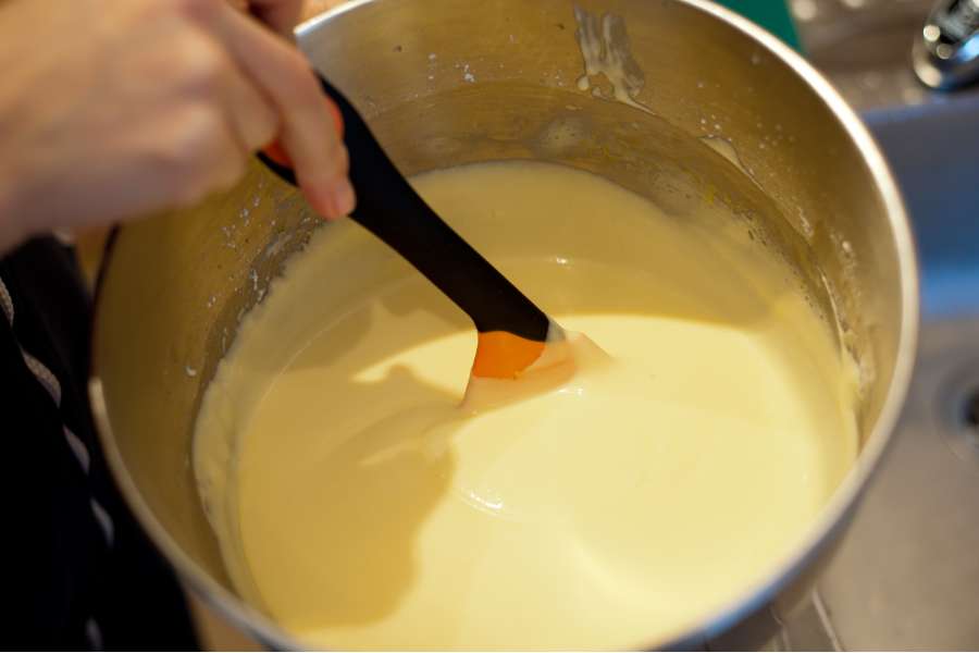 Rezept Foto Russischer Zupfkuchen. Katharina rührt gerade die Creme Füllung mit einem Schaumlöffel durch. Vorher war die Creme aber in der Küchenmaschine.