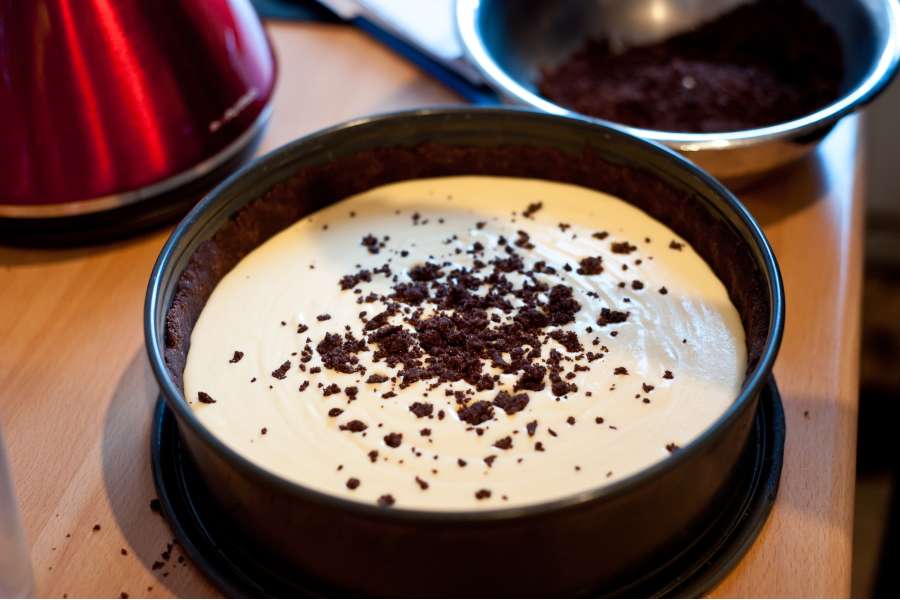 Rezept Foto Russischer Zupfkuchen. Die Kakao Streusel werden leicht zerkleinert und über die Füllung gestreut.