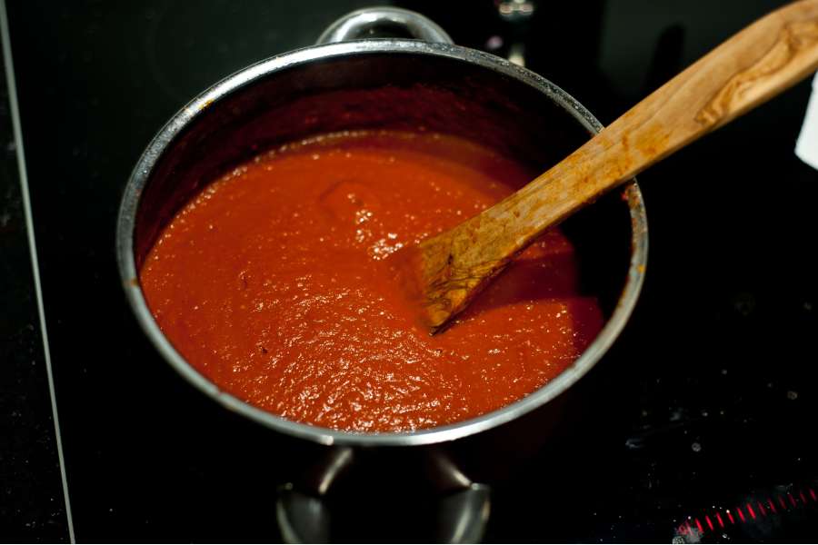 Rezept Foto BBQ Barbecue Bier Sauce. Nach längerer Zeit des Köchels wurden die ganzen geschälten Tomaten zu einer homogenen Sauce.