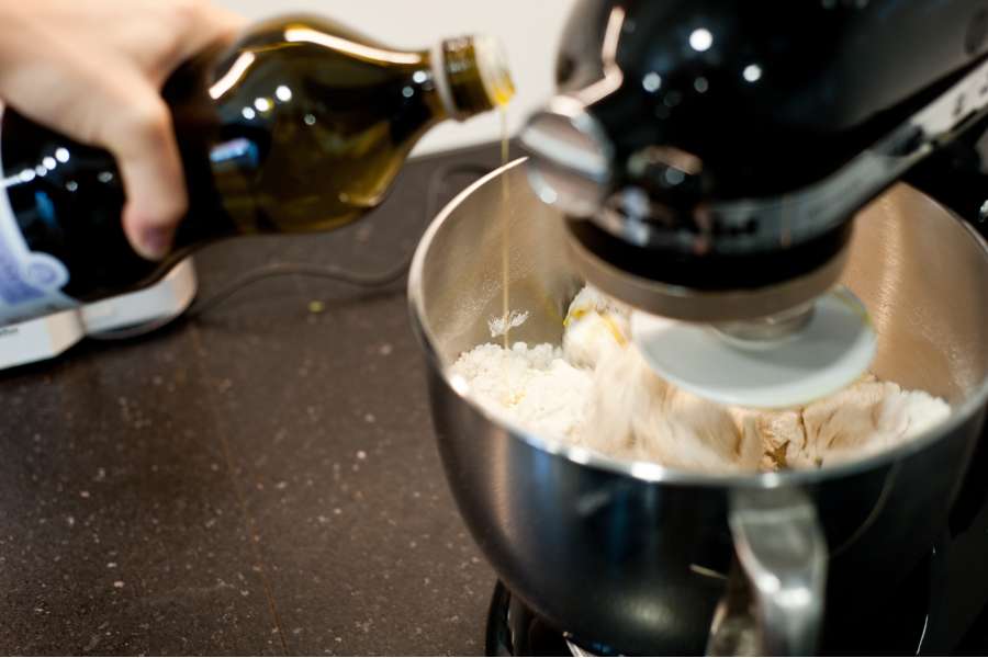 Rezept Foto Grillpizza und Ofenpizza Italien. Das Öl wird zum Mehl und dem Wasser in die Rührschüssel gegeben.