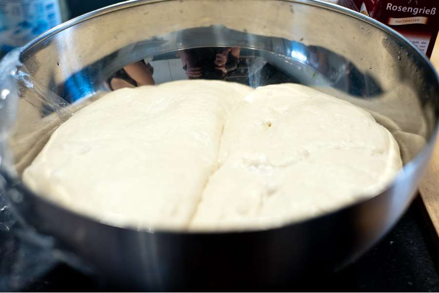 Rezept Foto Grillpizza und Ofenpizza Italien. Der Teig gehrt in der Rührschüssel an einem warmen Ort vor sich hin.