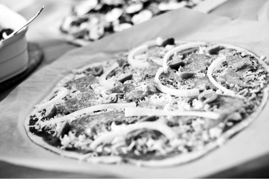 Rezept Foto Grillpizza und Ofenpizza Italien. Die Pizzas werden nun nach belieben belegt.