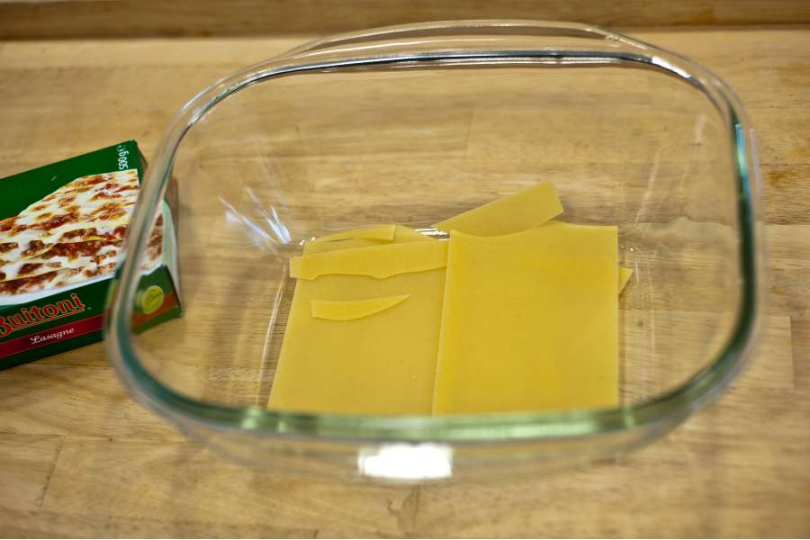 Rezept Foto Lasagne selber machen. Die Lasagne Platten werden in die Backofenform gelegt.