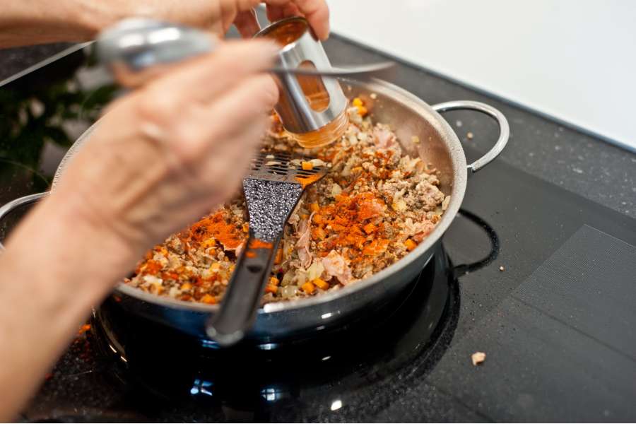 Rezept Foto Lasagne selber machen. Die Hackfleischmasse wird kurz vor dem fertigen Braten mit den Gewürzen abgeschmeckt und noch kurz weiter angebraten.