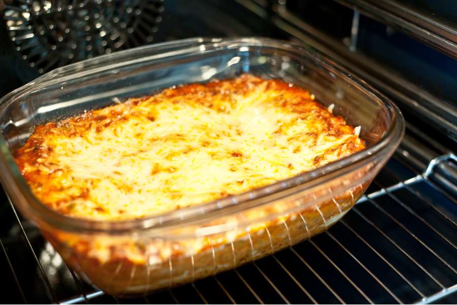 Rezept Foto Lasagne selber machen. Einsicht in den Ofen, in dem die Lasagne langsam gold braun wird.