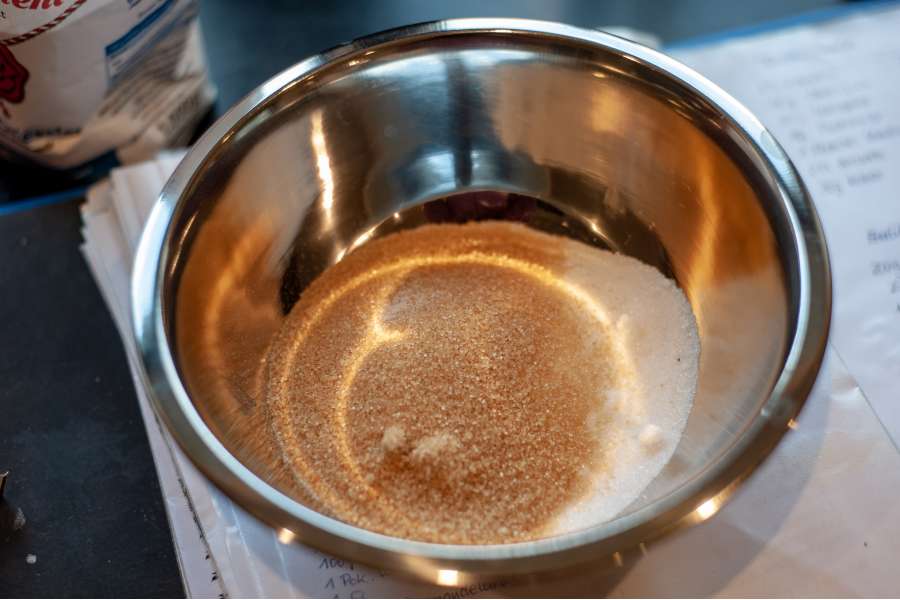 Rezept Foto Ammerthal Nussecken. Brauner Zucker und weißer Zucker in einer Schüssel für den Teig der Nussecken.