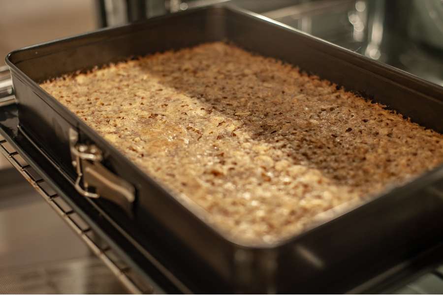 Rezept Foto Ammerthal Nussecken. Die Nussecken kommen gerade frisch aus dem Ofen und duften herrlich nach Mandeln und kandiertem Zucker.