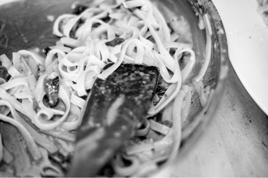 Rezept Foto Spaghetti Carbonara. Die Nudeln kommen zum Speck und werden darin gerührt.