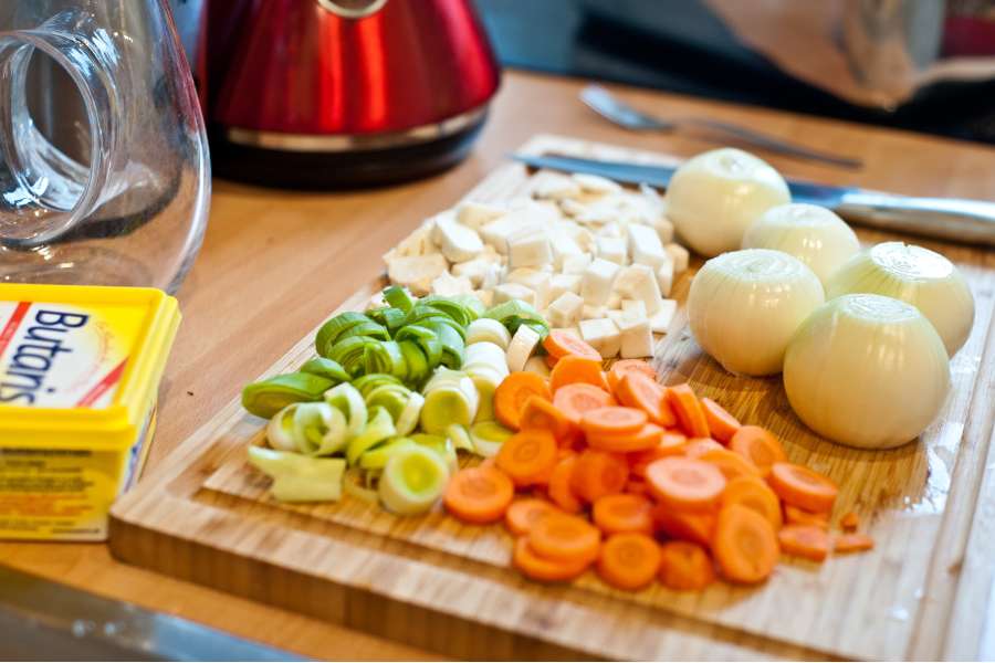 Rezept Foto Sauerbraten mit Serviettenknödel. Zwiebeln, Karotten, Lauch und Kohl sind geschält und liegen zum Schnibbseln bereit.