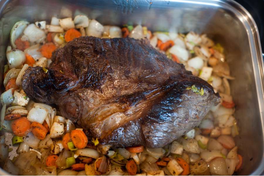 Rezept Foto Sauerbraten mit Serviettenknödel. Ist das Gemüse rösch angebraten wird der Tafelspitz bzw. eingelegte Sauerbraten in den Bräter gegeben und oben aufgelegt.