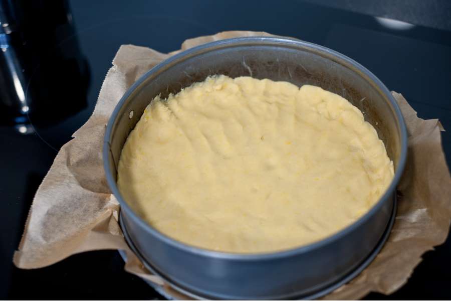 Rezept Foto Tröpfchenkuchen. Der fertige Kuchen Teig wird auf die Springform dünn aufgetragen und mit den Fingern ausgelegt.
