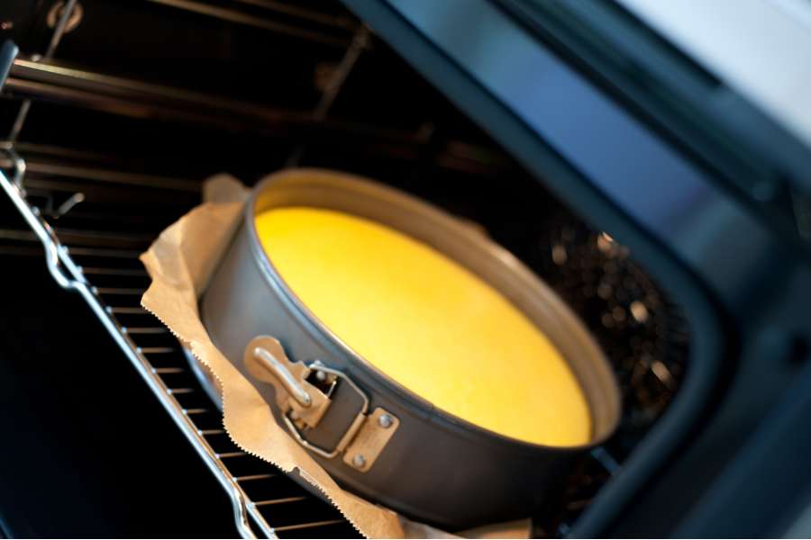 Rezept Foto Tröpfchenkuchen. Nach kurzer Zeit im Ofen sieht man die goldgelbe Oberfläche des Kuchens langsam gestalt annehmen.